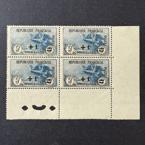 Y&T 169 "Orphelins surchargé 5fr+1fr" en bloc de 4 coin de feuille en neuf ** - TB