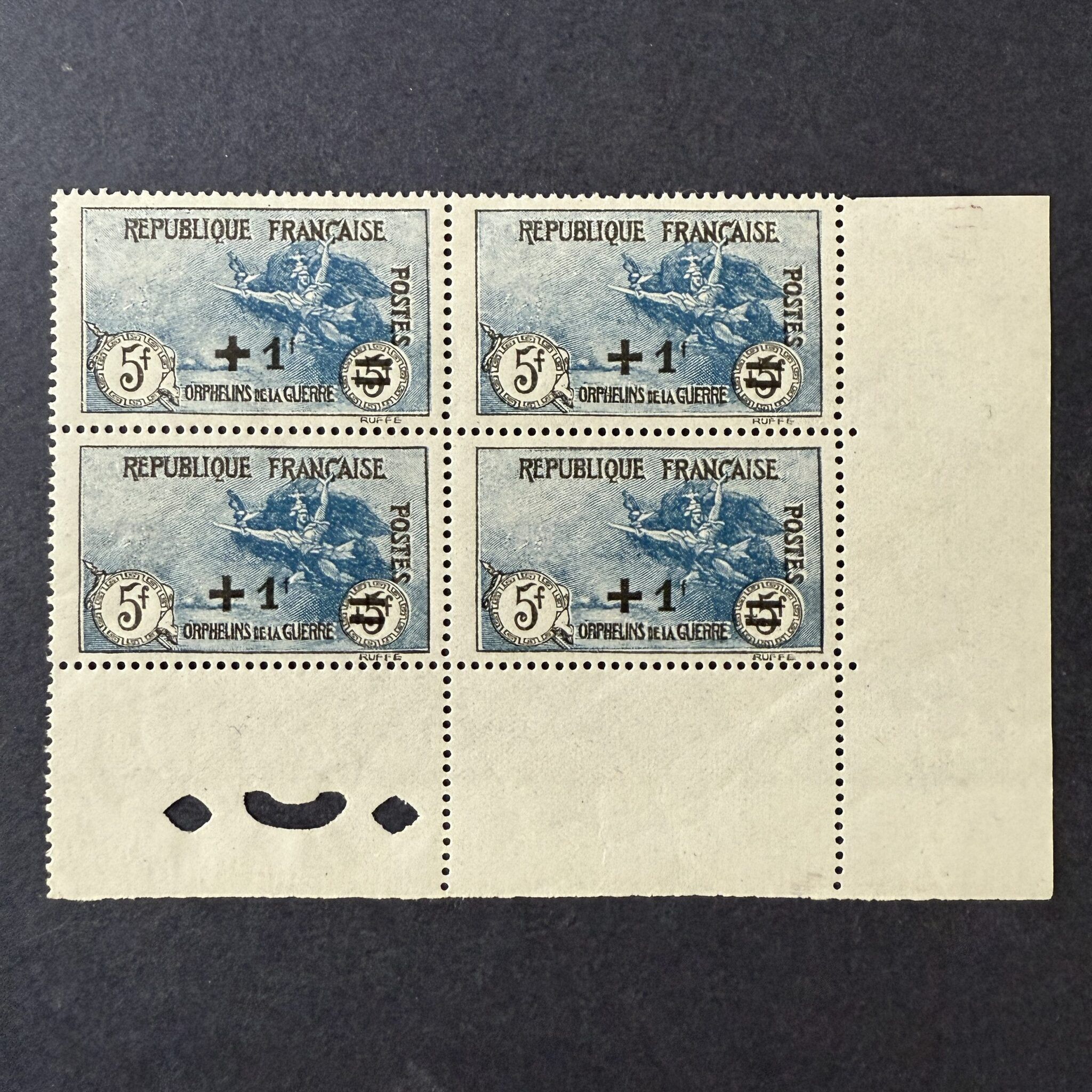 Y&T 169 "Orphelins surchargé 5fr+1fr" en bloc de 4 coin de feuille en neuf ** - TB