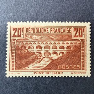 Y&T 262 "Pont du Gard" en neuf ** - TB