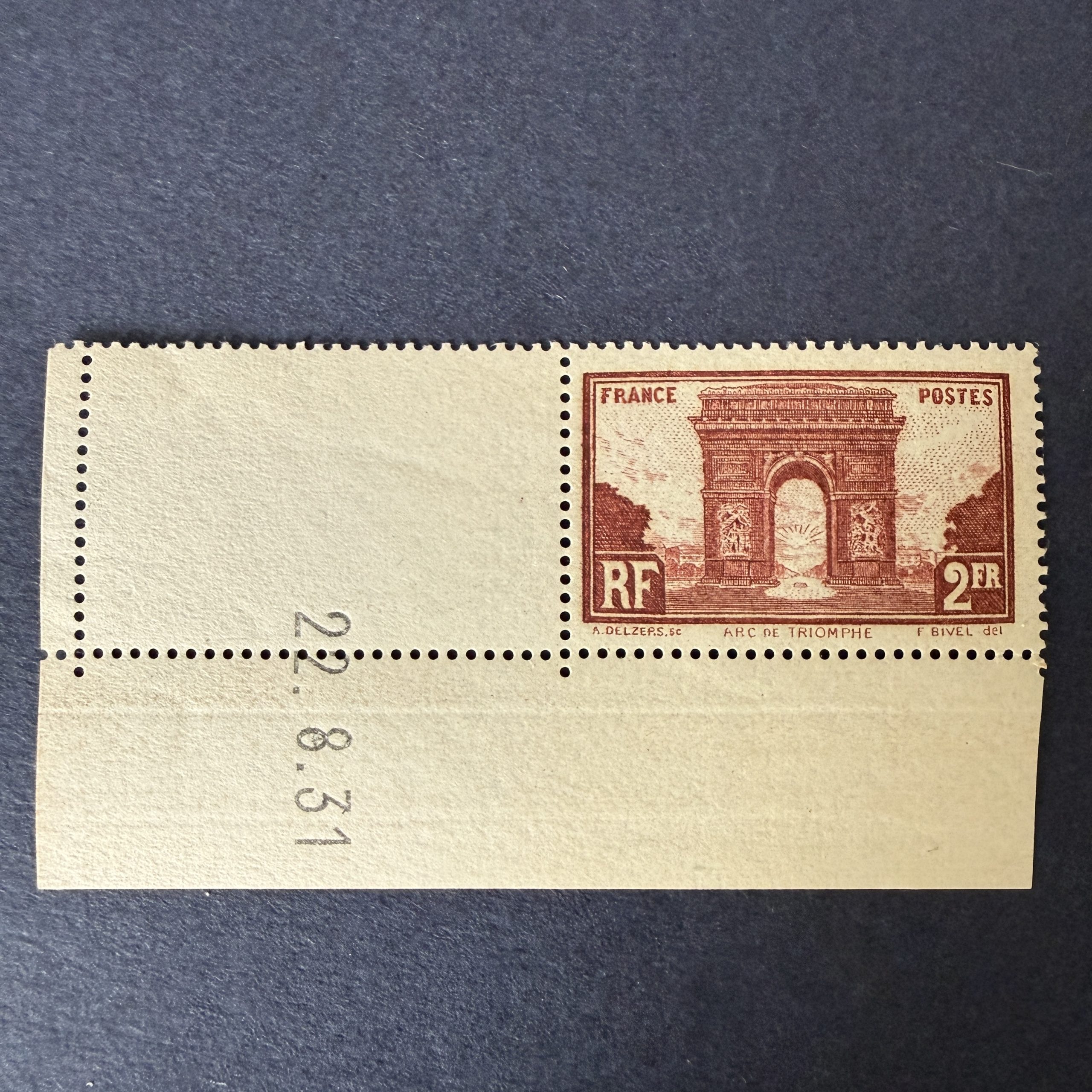 Y&T 258 "Arc de Triomphe" coin daté en neuf ** sans charnière. Superbe.