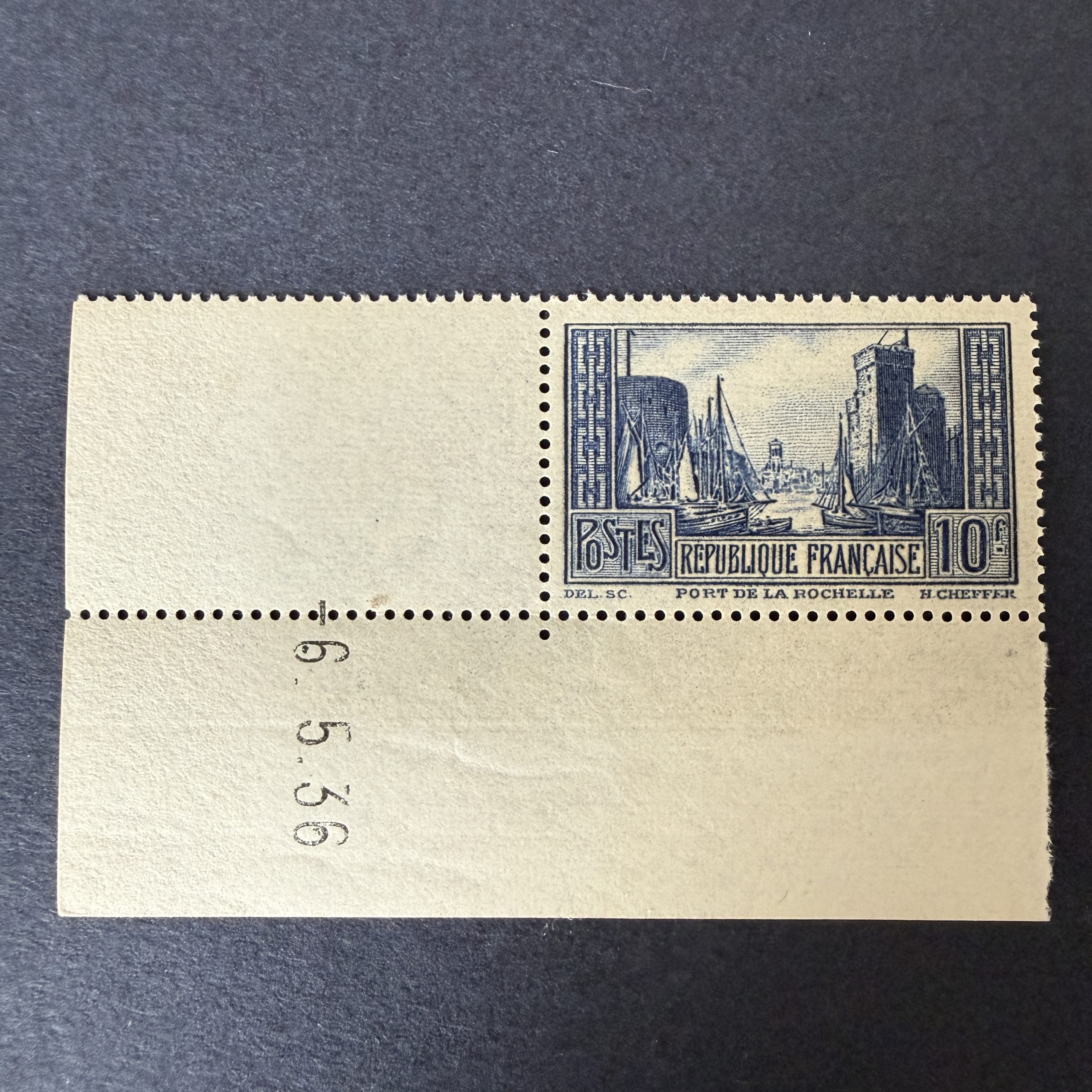 Y&T 261 "Port de La Rochelle" type III coin daté en neuf ** sans charnière. Superbe.