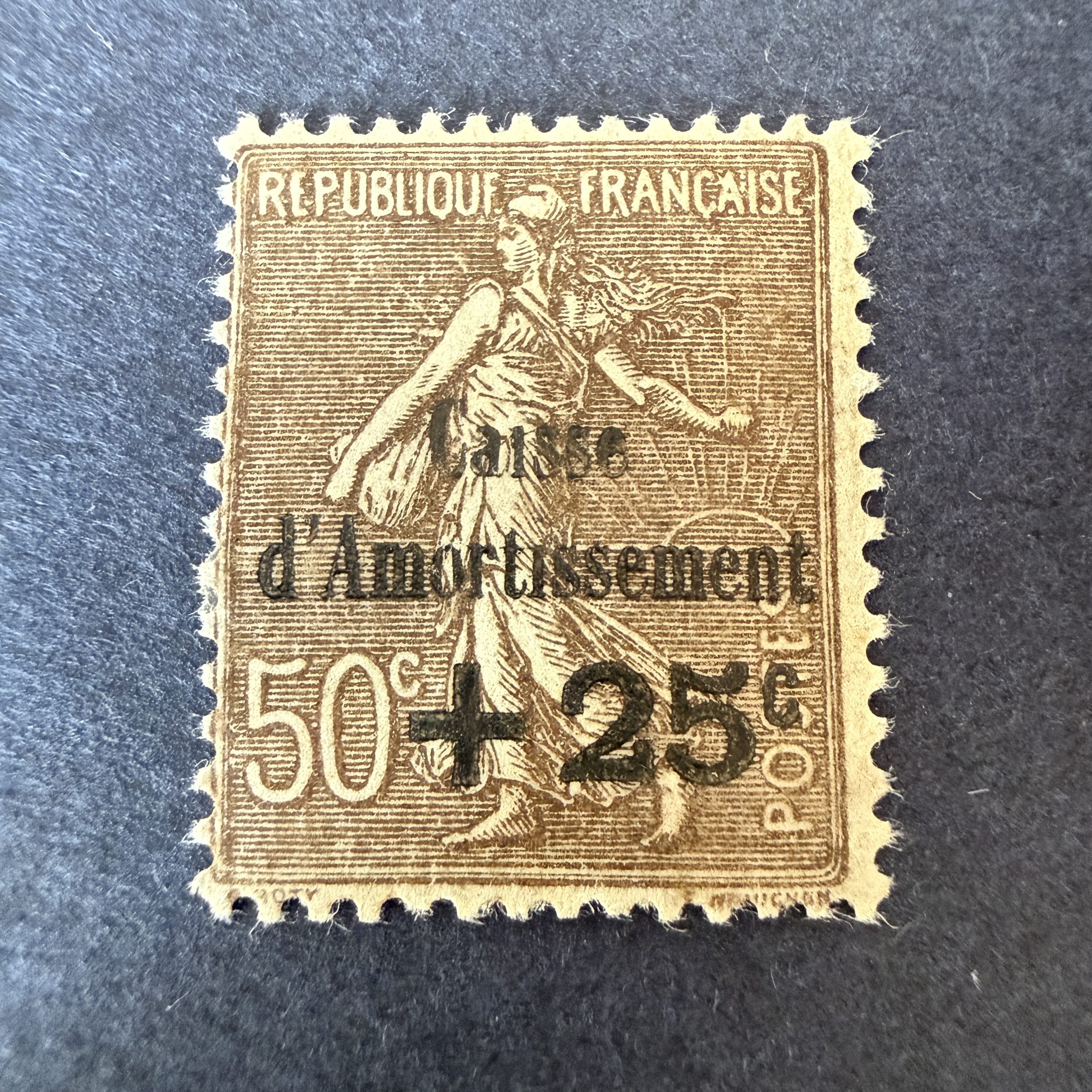 Y&T 267a "Caisse Amortissement" sans le point sur i de amortissement en neuf * avec charnière. TB.