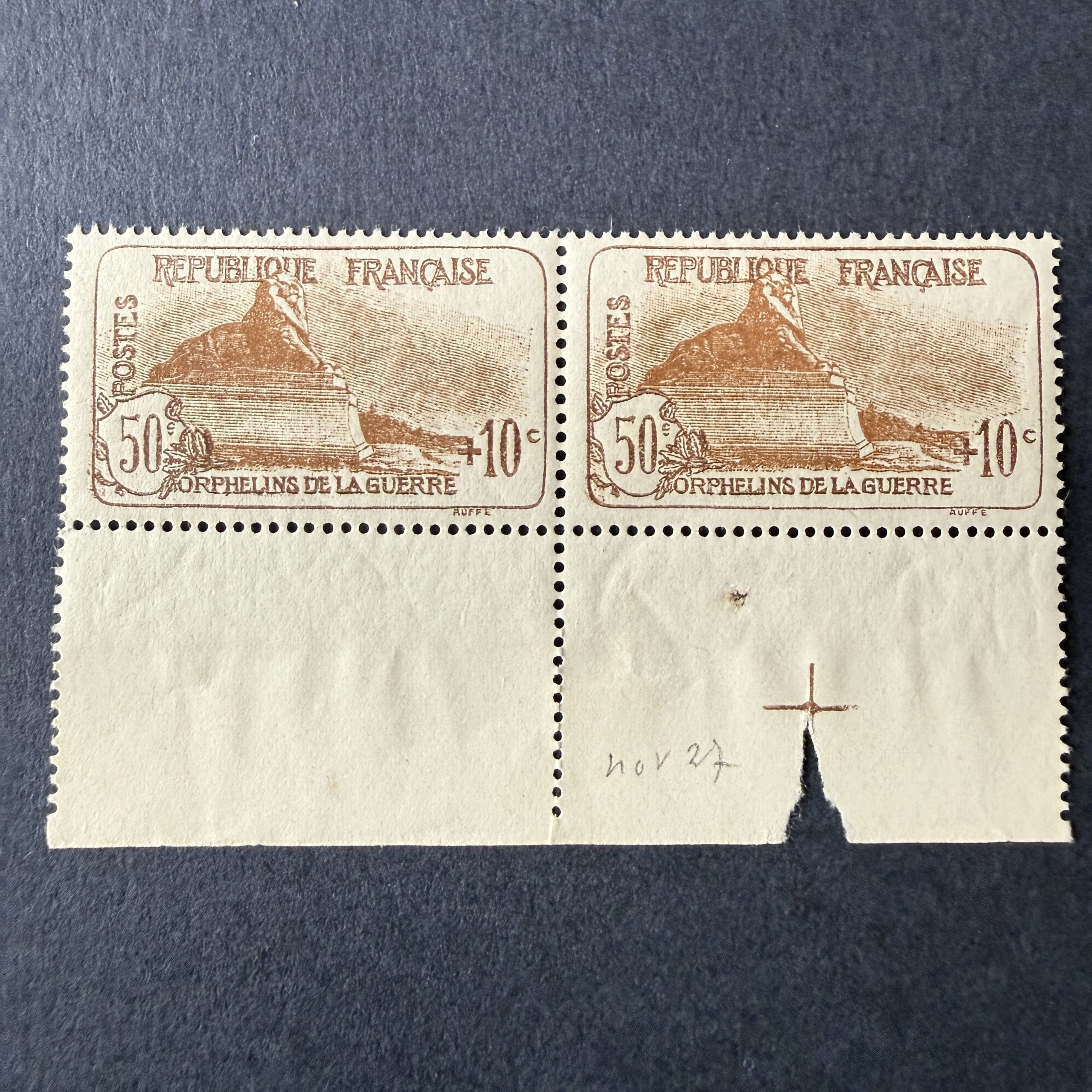 Y&T 230, "Orphelins 50c+10c" centré paire en neufs ** sans charnière. Superbe.