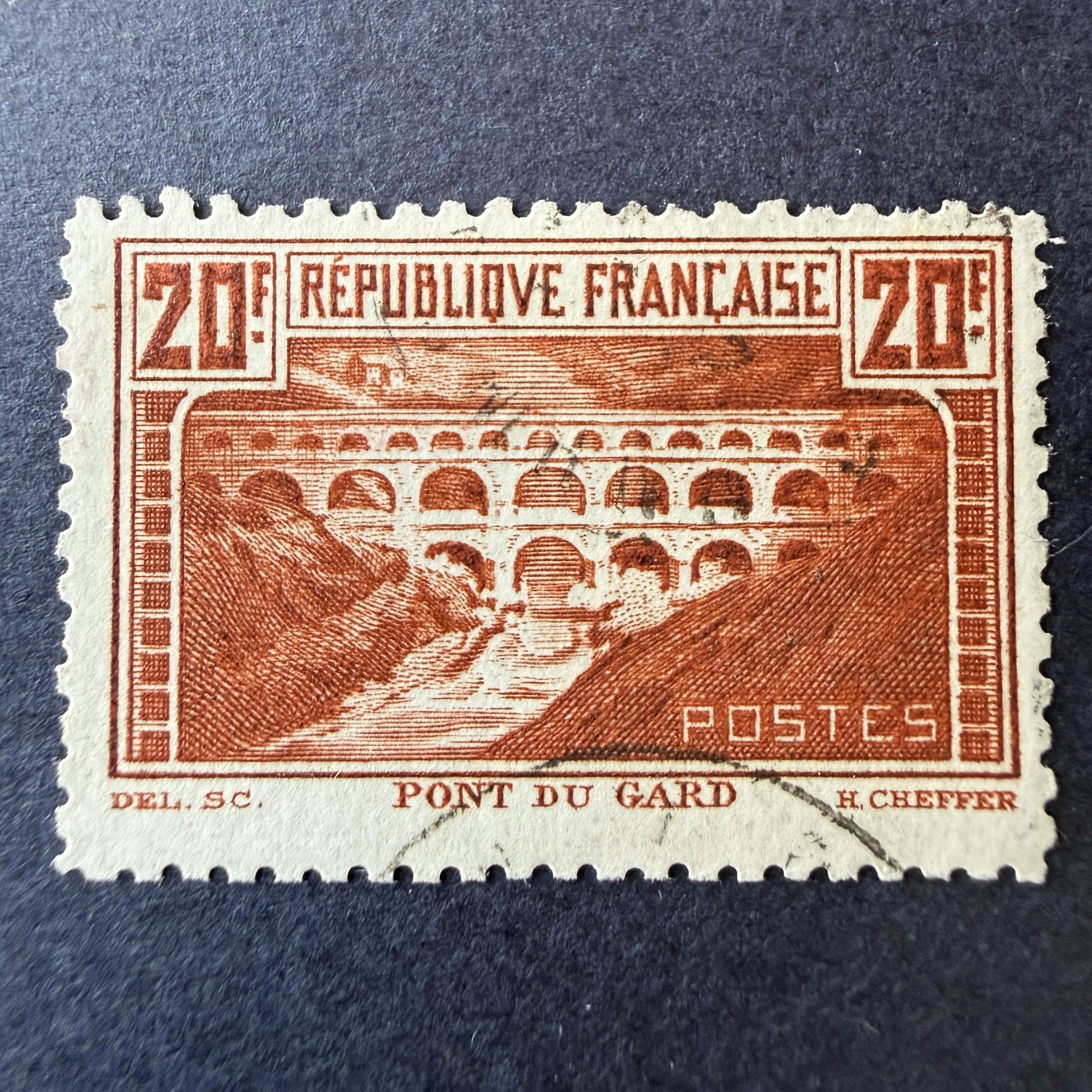 Y&T 262B, "Pont du Gard" dentelé 11 en oblitéré. TB.