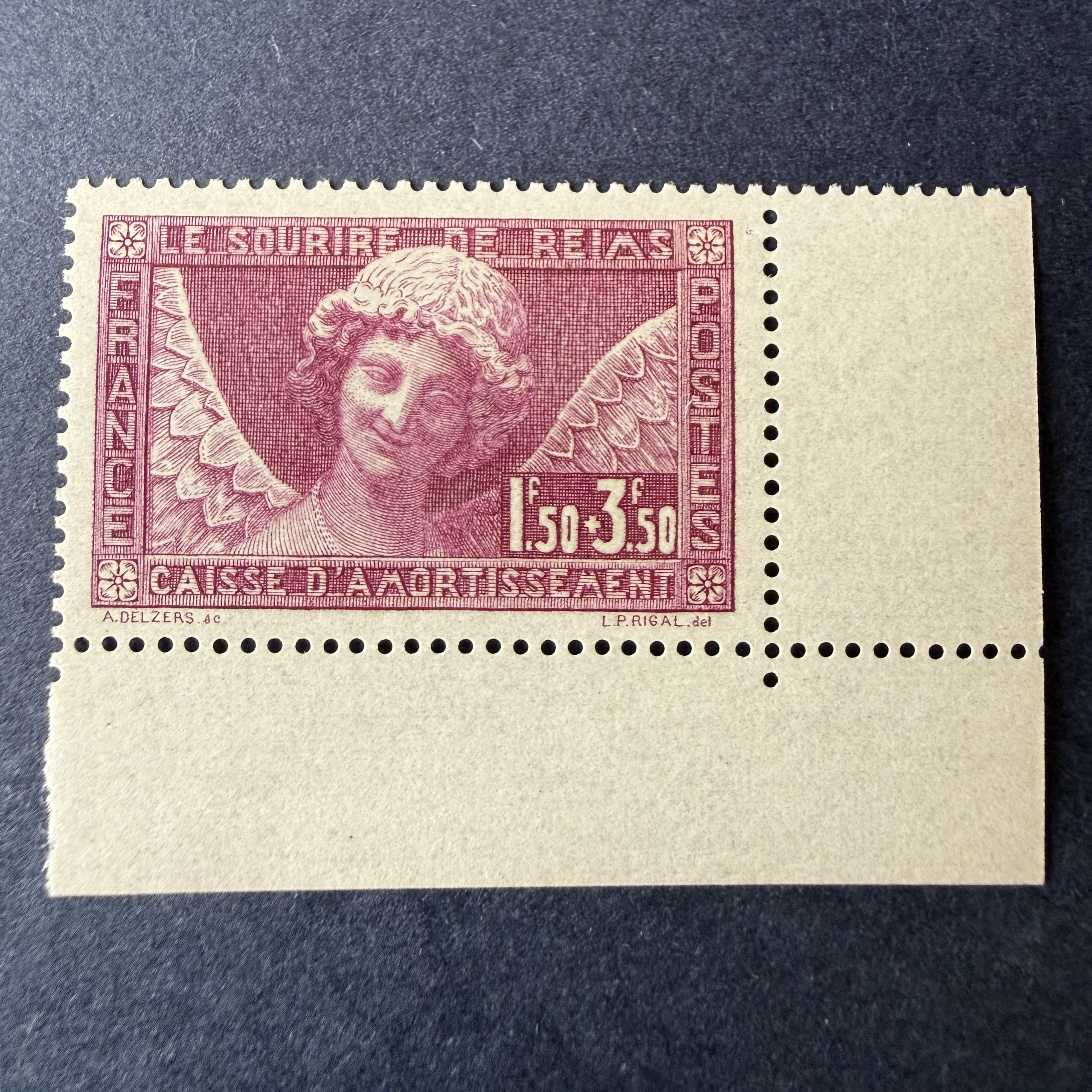 Y&T 256, "Sourire de Reims" coin de feuille en neuf **. Superbe.