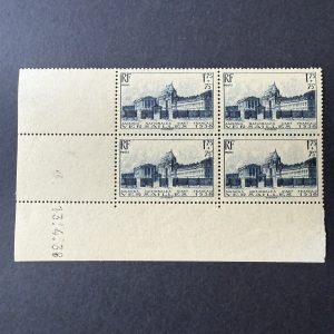 Yvert 379, "Versailles" en coin daté en neuf ** sans charnière. Superbe.