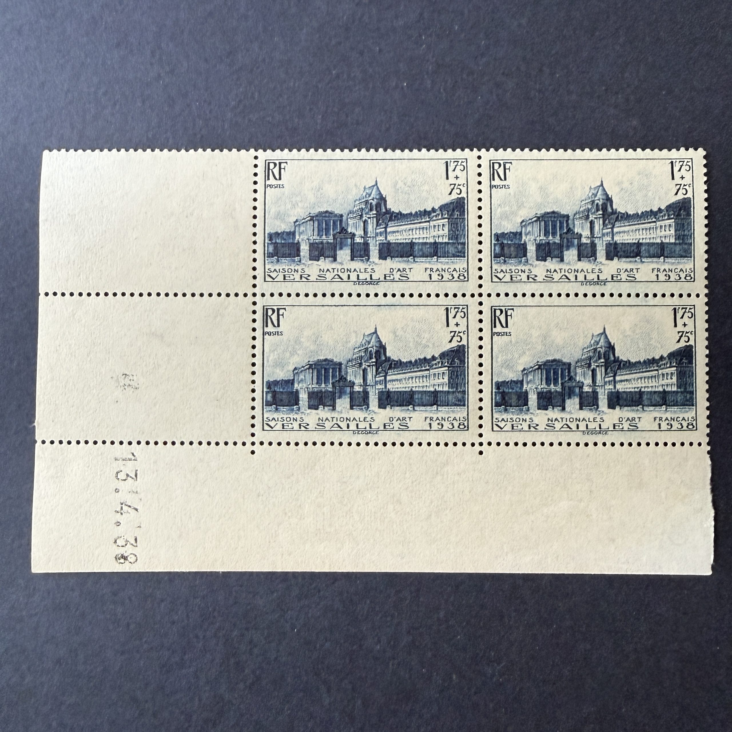 Yvert 379, "Versailles" en coin daté en neuf ** sans charnière. Superbe.
