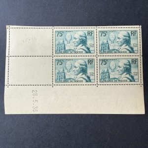 Yvert 313, "Pilatre de Rosier" coin daté en neuf ** sans charnière. Superbe.