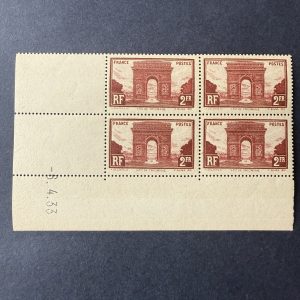 Yvert 258, "Arc de Triomphe" coin daté en neuf ** sans charnière. Superbe.