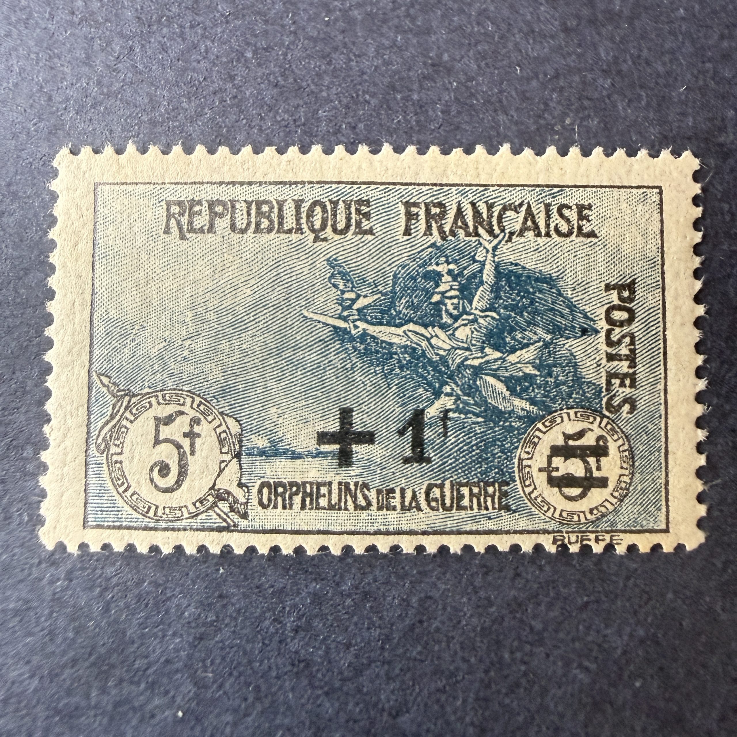 Yvert 169, "Orphelins surchargé" en neuf ** sans charnière. TB.