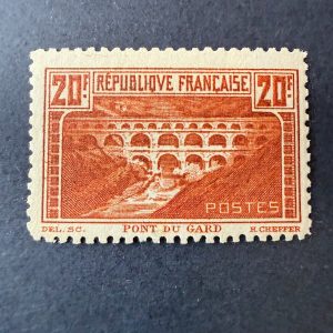 Yvert 262B "Pont du Gard" dentelé 11 en neuf * avec charnière. Signé Calves. TB.
