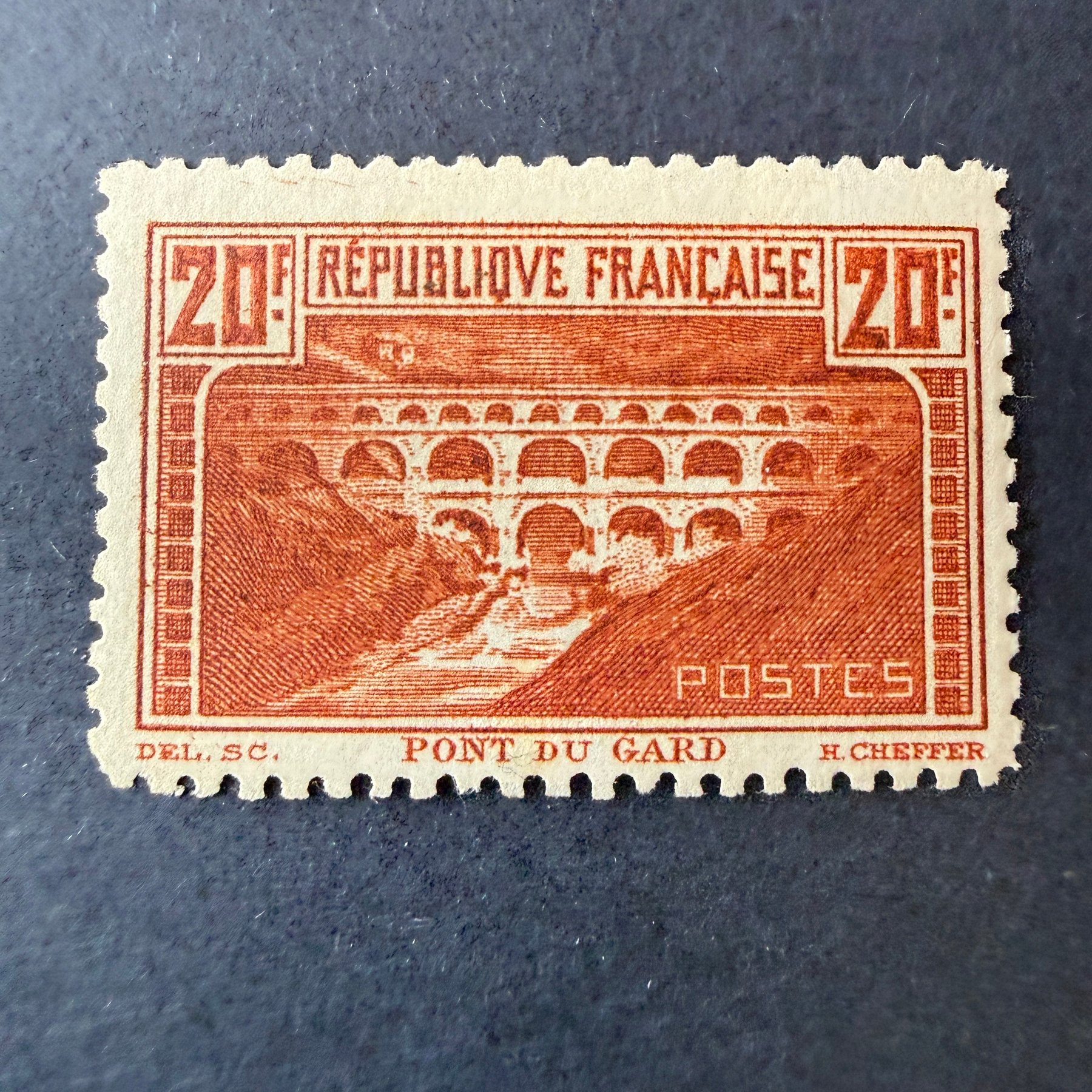 Yvert 262B "Pont du Gard" dentelé 11 en neuf * avec charnière. Signé Calves. TB.
