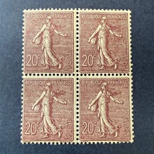 Yvert 131a "Semeuse 20c lignée brun foncé" bloc de 4 en neufs ** sans charnière. TB.