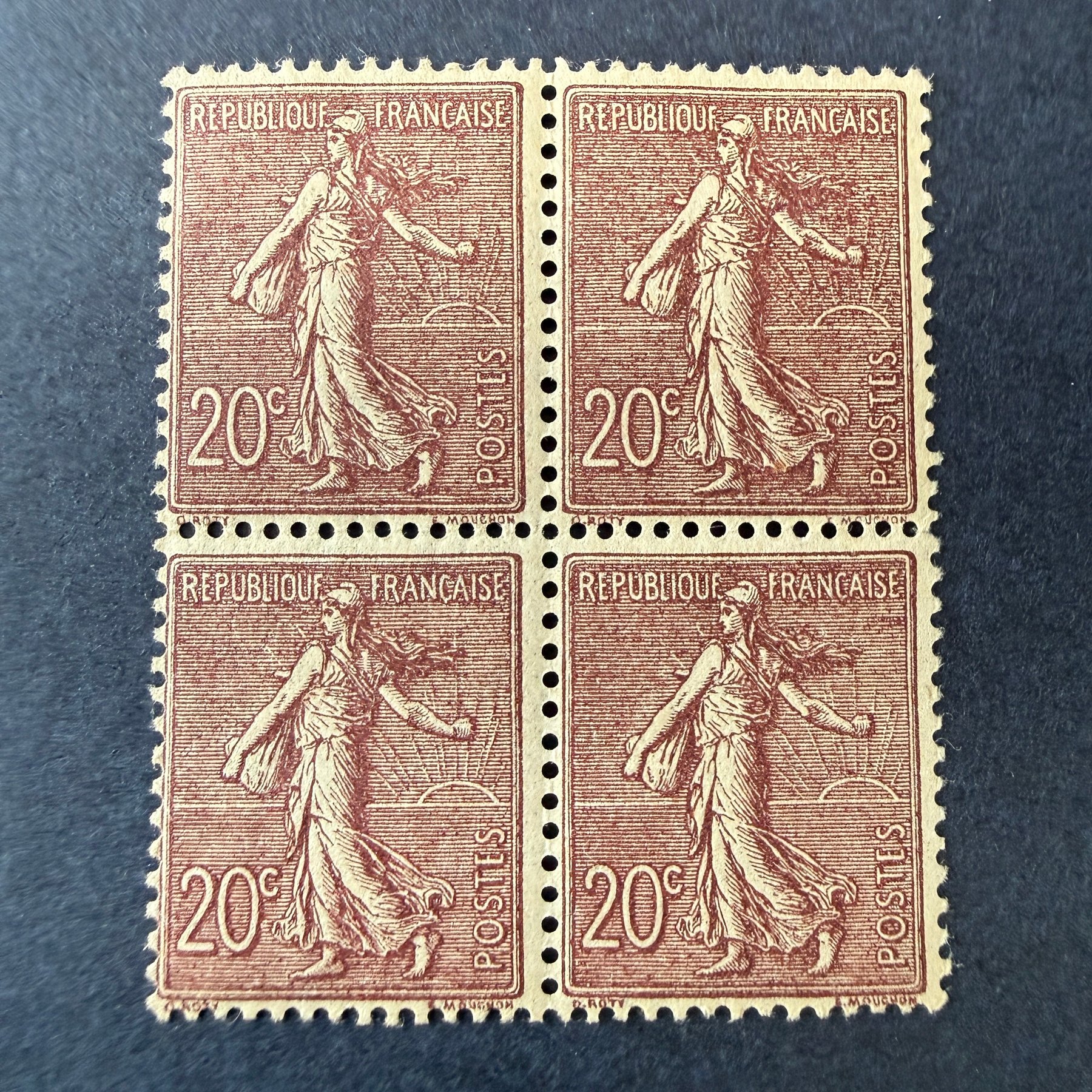 Yvert 131a "Semeuse 20c lignée brun foncé" bloc de 4 en neufs ** sans charnière. TB.
