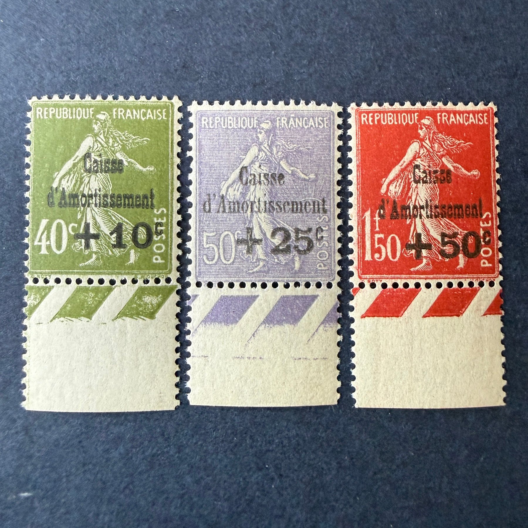 Yvert 275/277 "Caisse Amortissement" bord de feuille en neufs ** sans charnière. Superbes.