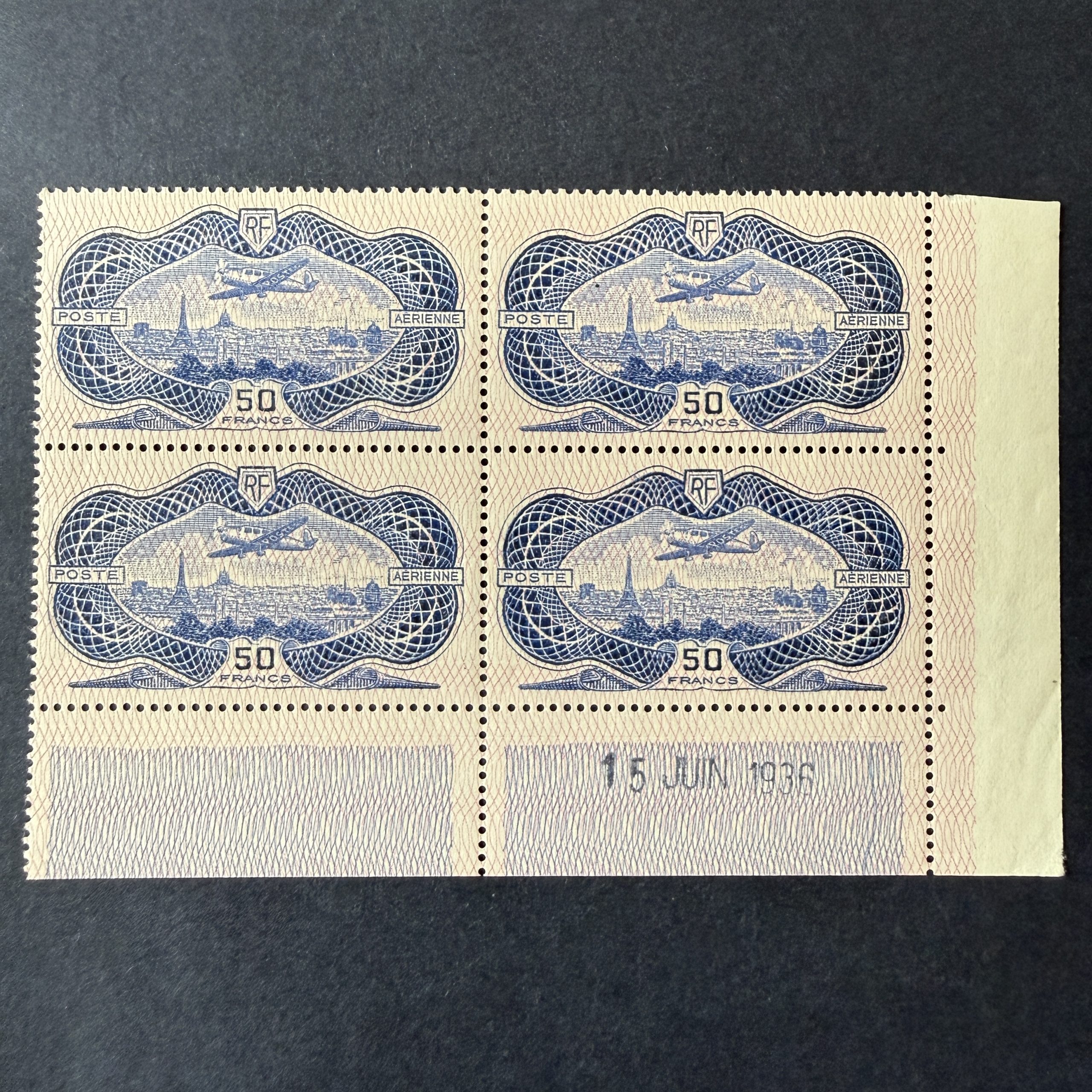 Poste Aérienne Yvert 15 "Burelé" en coin daté en neuf ** sans charnière. TB.