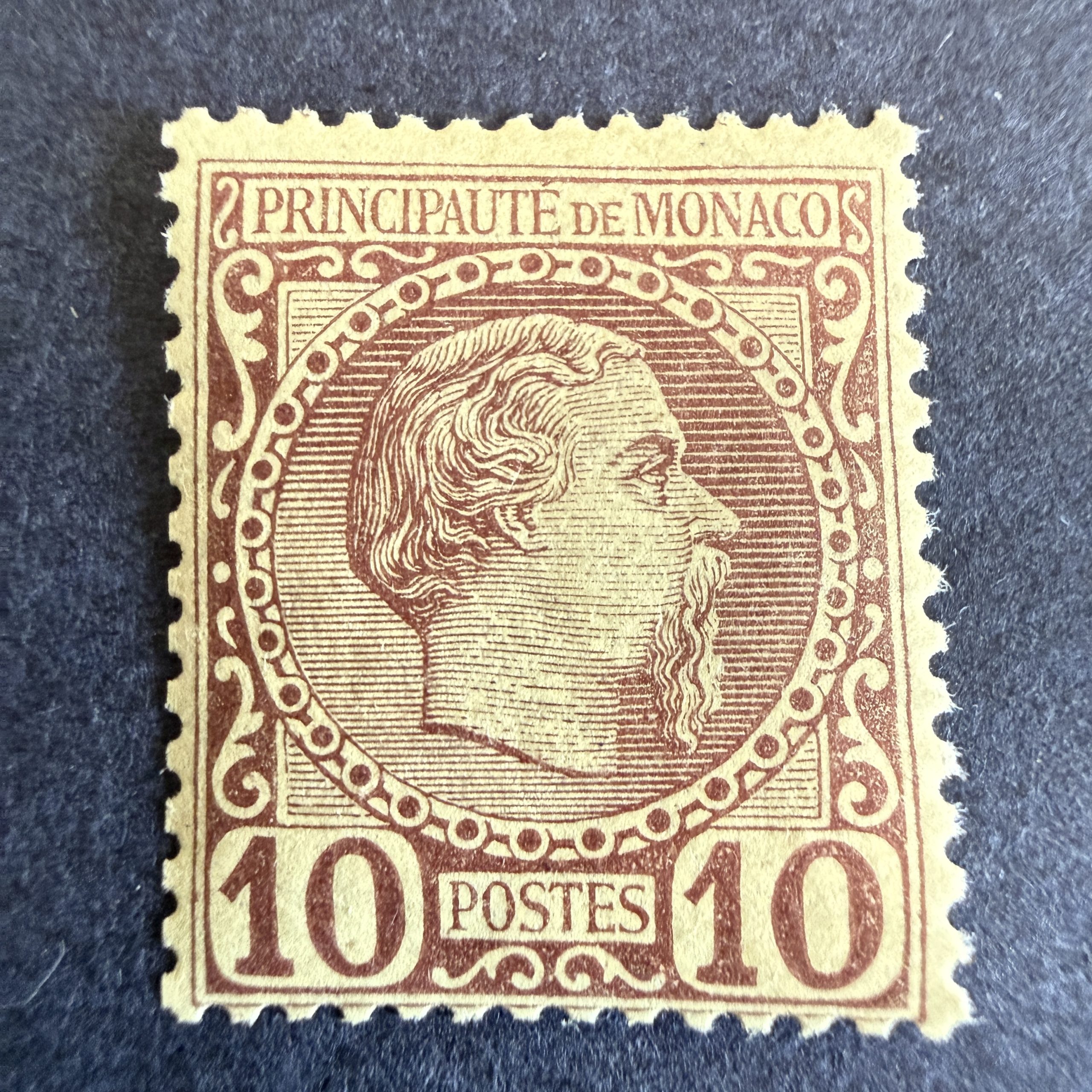 Monaco Yvert 4 "Charles III 10c lilas brun" en neuf **. Signé Calves. TB.